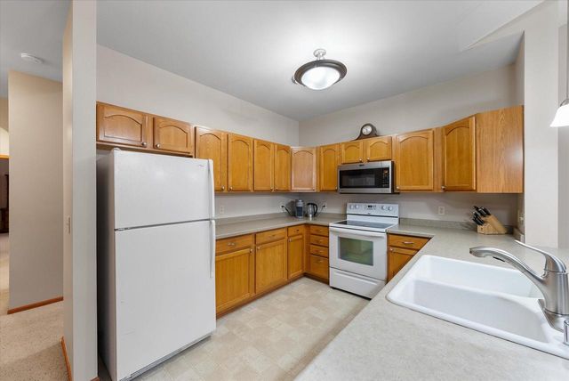 1655 New Port Vista DRIVE, Grafton, WI 53024