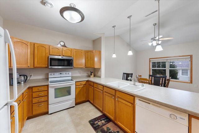 1655 New Port Vista DRIVE, Grafton, WI 53024