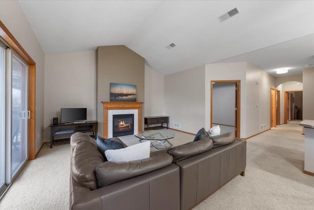 1655 New Port Vista DRIVE, Grafton, WI 53024