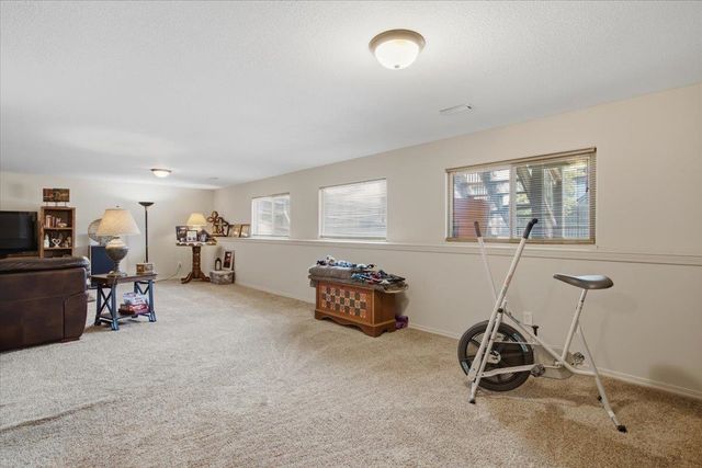 5374 N Rock Spring St, Bel Aire, KS 67226