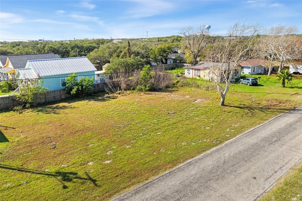 519 E 1st St, Rockport, TX 78382 — exterior