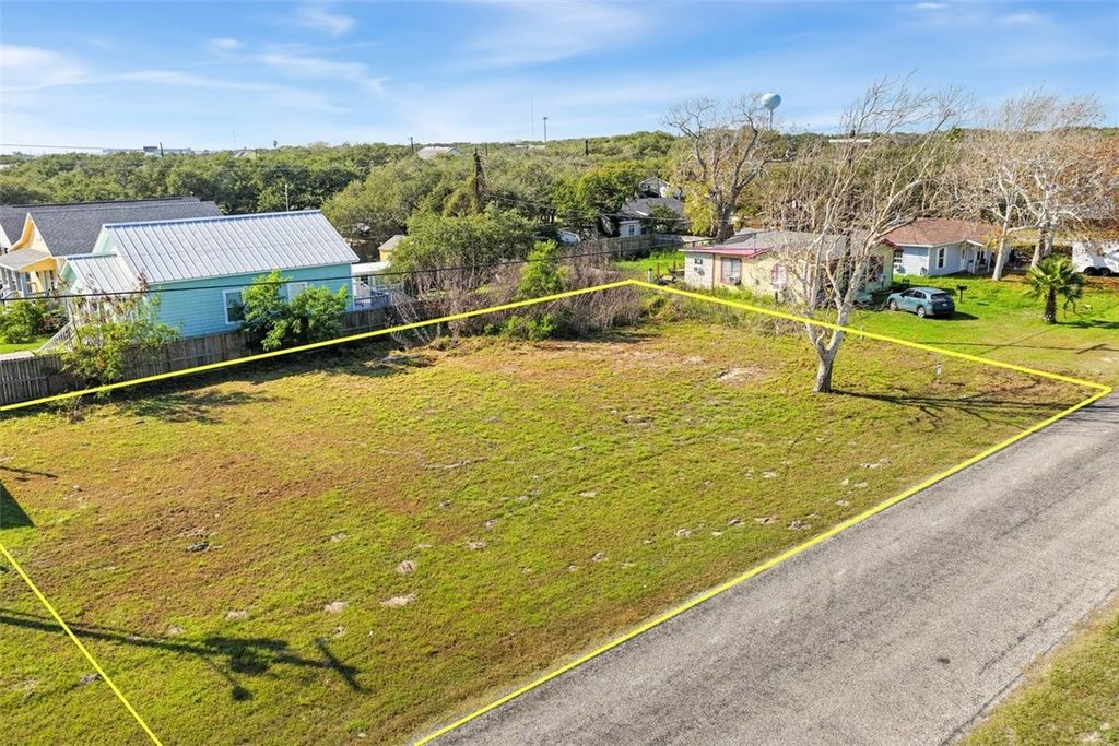 519 E 1st St, Rockport, TX 78382 — photo 2