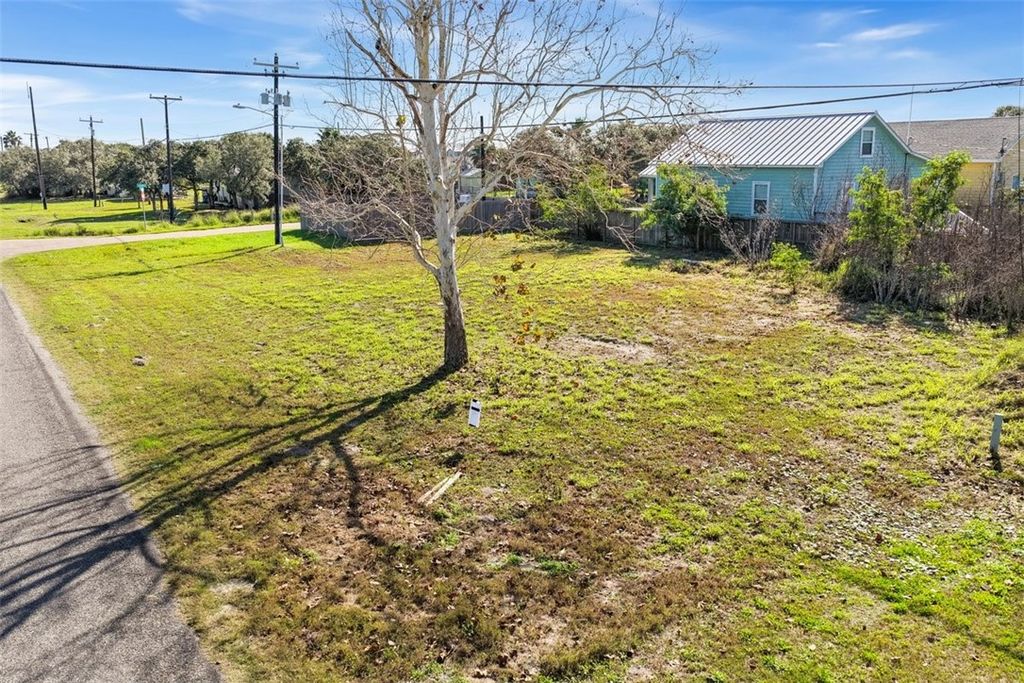 519 E 1st St, Rockport, TX 78382 — photo 3