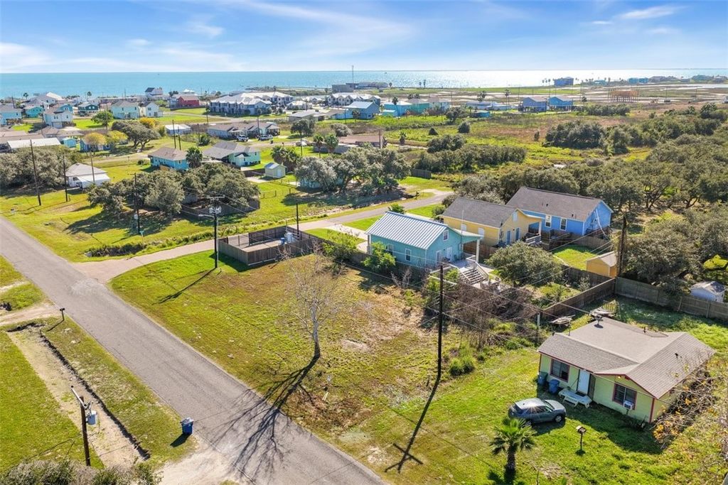 519 E 1st St, Rockport, TX 78382 — photo 4