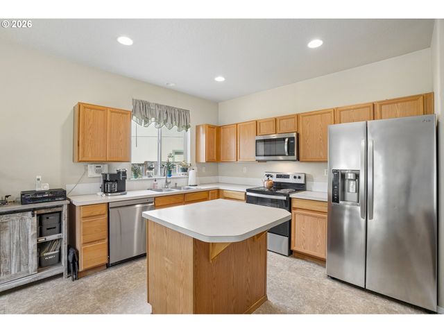 759 Se CAMELLIA Ct, Hillsboro, OR 97123