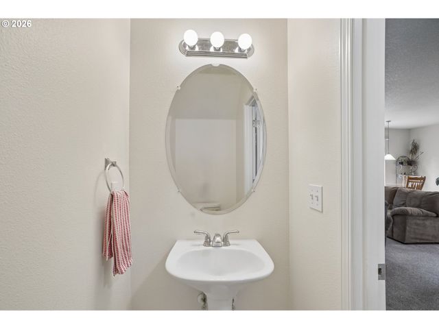 759 Se CAMELLIA Ct, Hillsboro, OR 97123