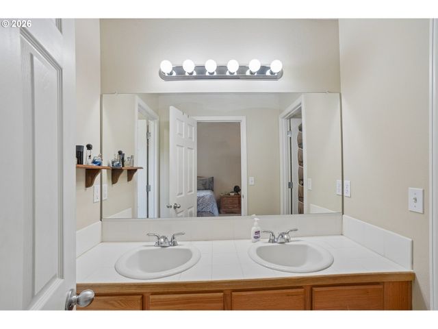 759 Se CAMELLIA Ct, Hillsboro, OR 97123