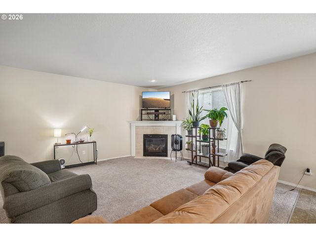 759 Se CAMELLIA Ct, Hillsboro, OR 97123