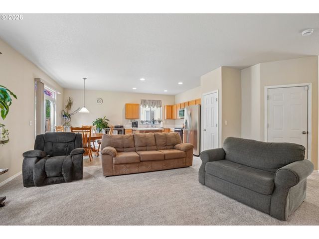 759 Se CAMELLIA Ct, Hillsboro, OR 97123
