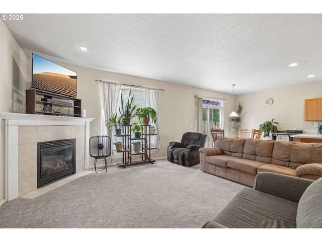 759 Se CAMELLIA Ct, Hillsboro, OR 97123