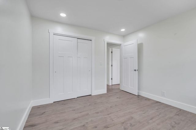 1 W Golden Strip Drive, Mauldin, SC 29662