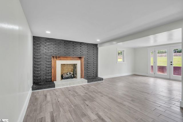 1 W Golden Strip Drive, Mauldin, SC 29662