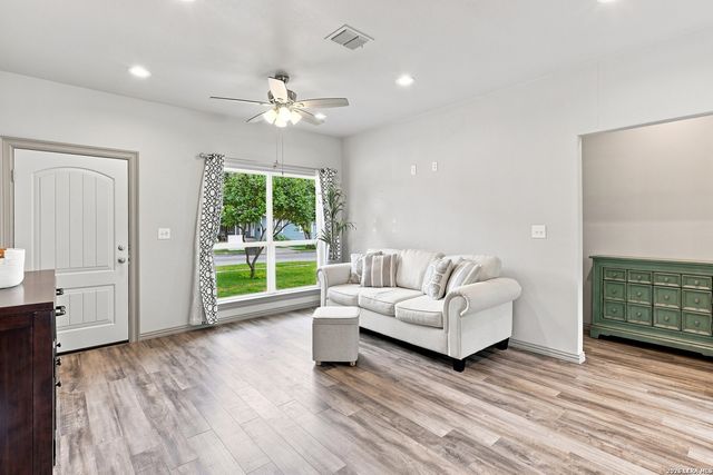 250 Englewood Dr, San Antonio, TX 78213