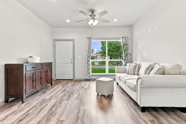 250 Englewood Dr, San Antonio, TX 78213