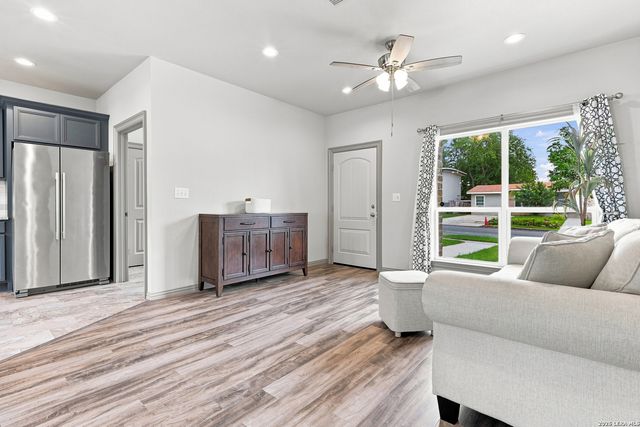250 Englewood Dr, San Antonio, TX 78213