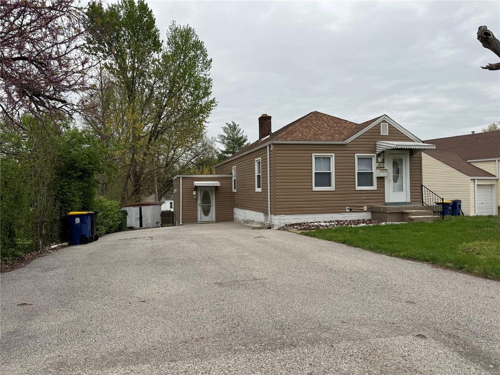 10235 Saint Anthony Lane, St Ann, MO 63074