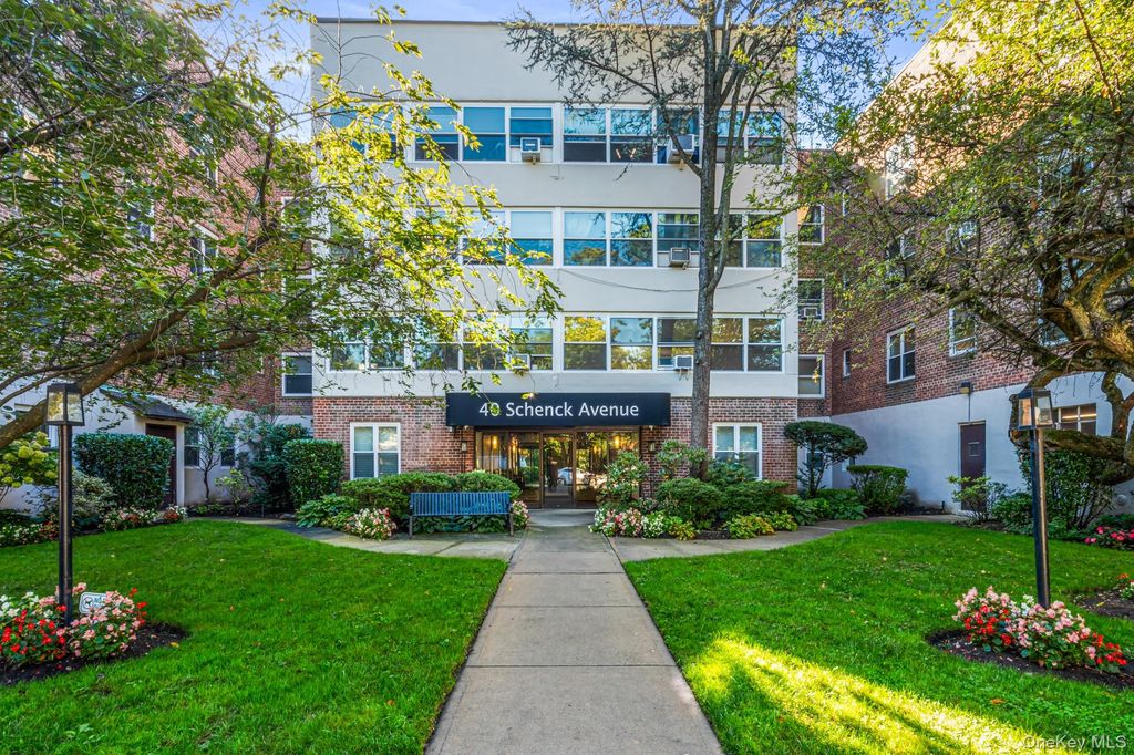 40 Schenck Avenue 1L, Great Neck, NY 11021