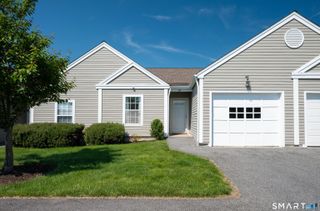 46 Elizabeth Circle 46, Newtown, CT 06482