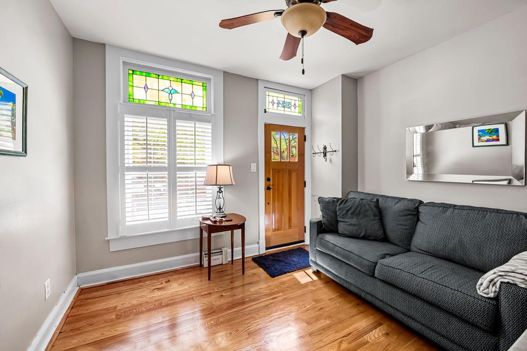 Image 5 of property listing at 3134 ELLIOTT ST, Baltimore, MD 21224