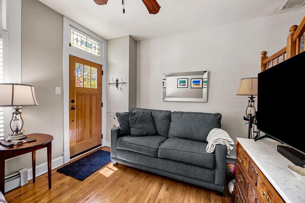 Image 7 of property listing at 3134 ELLIOTT ST, Baltimore, MD 21224