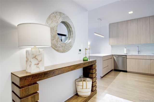 333 Warner Avenue 407, Roslyn, NY 11577