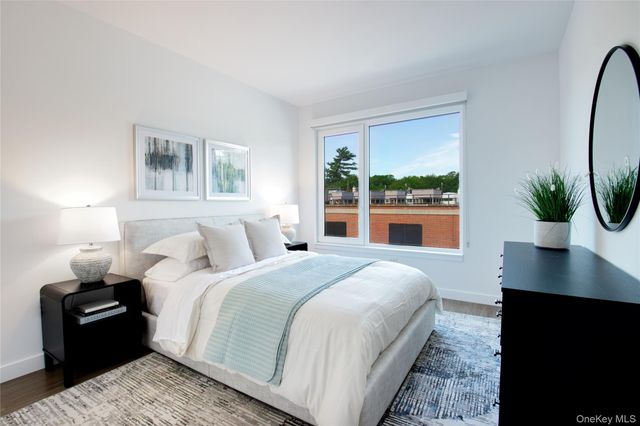 333 Warner Avenue 407, Roslyn, NY 11577