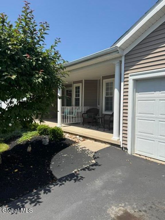15 Patroon Pointe Drive, Rensselaer, NY 12144