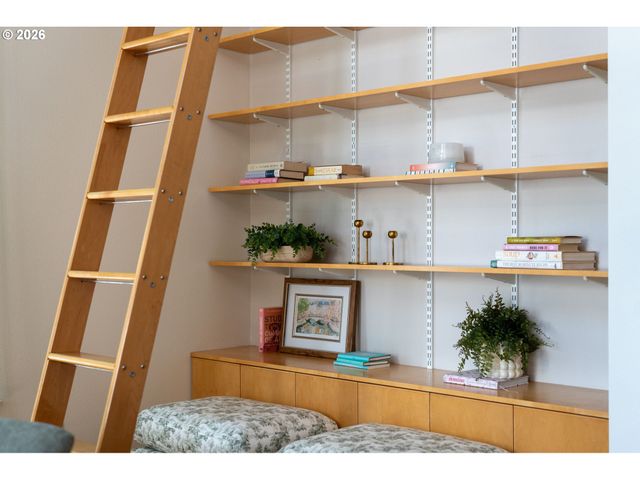 1009 Nw HOYT St 201, Portland, OR 97209
