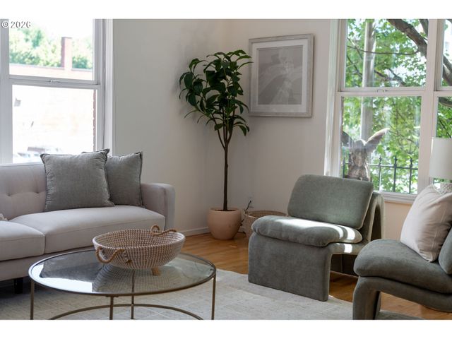 1009 Nw HOYT St 201, Portland, OR 97209