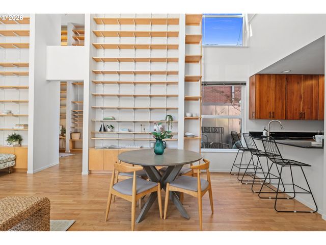 1009 Nw HOYT St 201, Portland, OR 97209