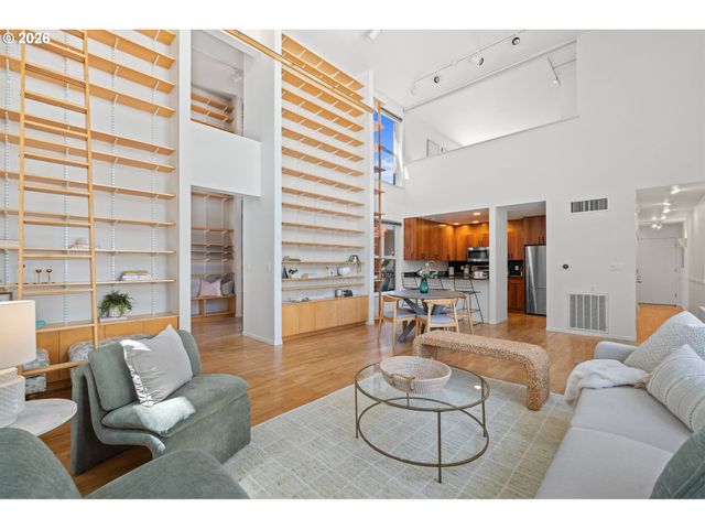 1009 Nw HOYT St 201, Portland, OR 97209