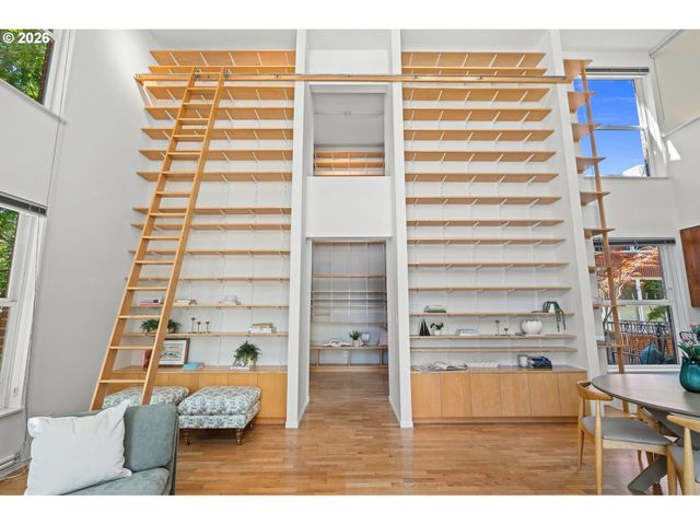 1009 Nw HOYT St 201, Portland, OR 97209