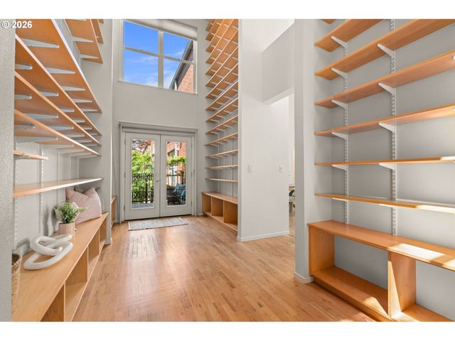 1009 Nw HOYT St 201, Portland, OR 97209