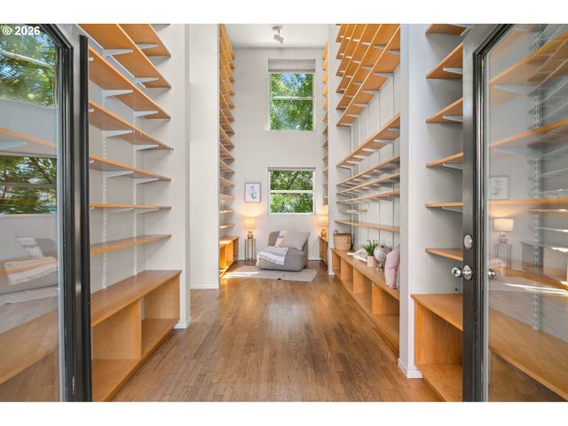 1009 Nw HOYT St 201, Portland, OR 97209