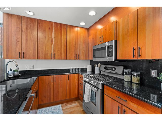1009 Nw HOYT St 201, Portland, OR 97209