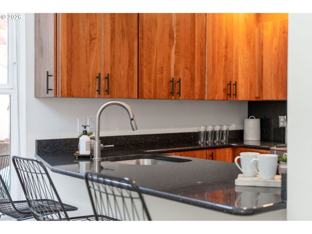 1009 Nw HOYT St 201, Portland, OR 97209
