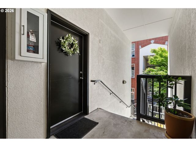1009 Nw HOYT St 201, Portland, OR 97209