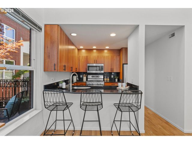 1009 Nw HOYT St 201, Portland, OR 97209
