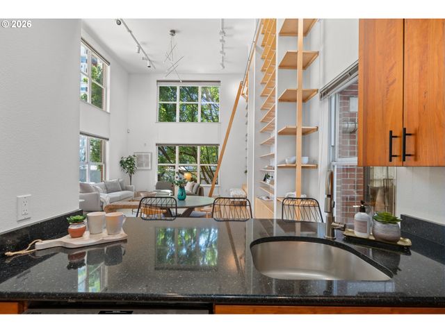 1009 Nw HOYT St 201, Portland, OR 97209
