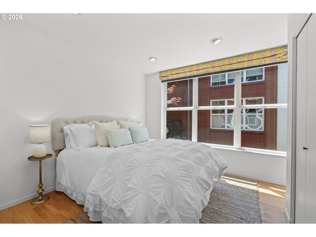 1009 Nw HOYT St 201, Portland, OR 97209