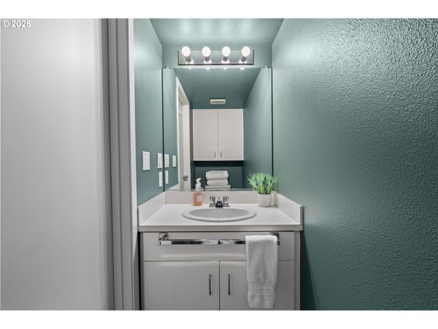 1009 Nw HOYT St 201, Portland, OR 97209