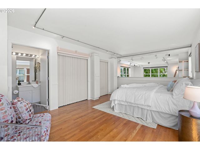 1009 Nw HOYT St 201, Portland, OR 97209