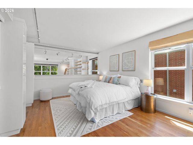 1009 Nw HOYT St 201, Portland, OR 97209