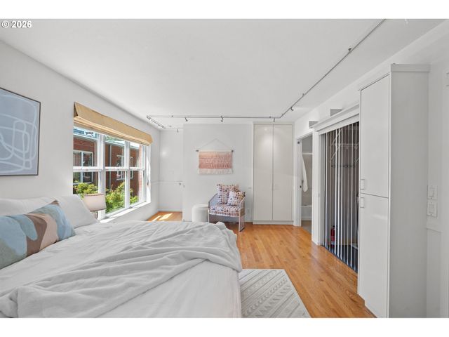 1009 Nw HOYT St 201, Portland, OR 97209