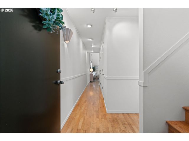 1009 Nw HOYT St 201, Portland, OR 97209