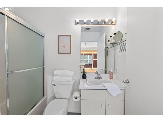 1009 Nw HOYT St 201, Portland, OR 97209