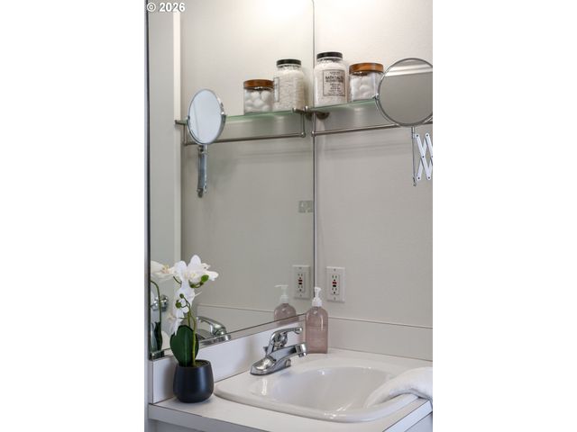 1009 Nw HOYT St 201, Portland, OR 97209