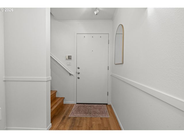 1009 Nw HOYT St 201, Portland, OR 97209
