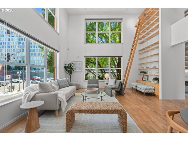 1009 Nw HOYT St 201, Portland, OR 97209