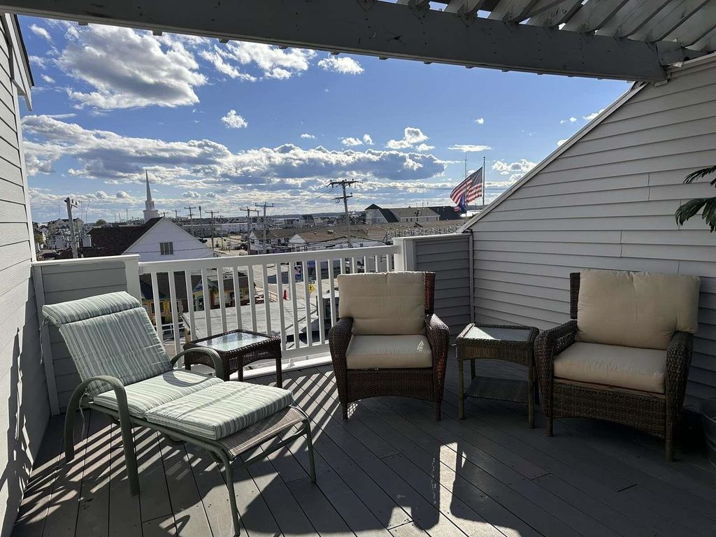 Image 8 of property listing at 35 Ashworth Ave # 3, Hampton, NH 03842
